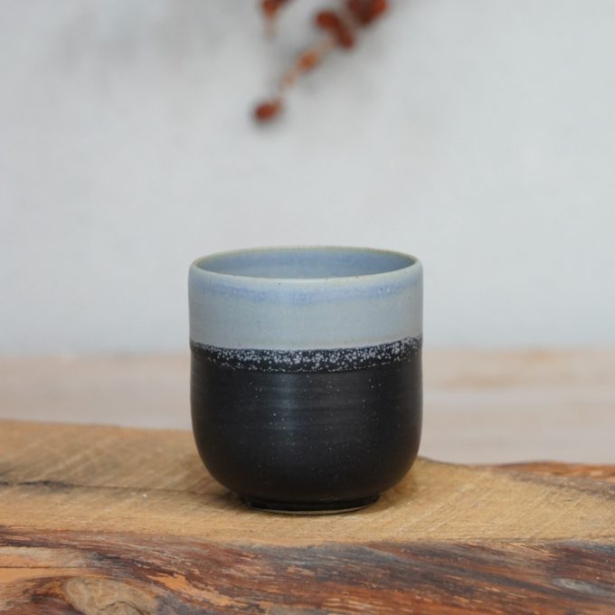 Double coloured cup "Colors on black"