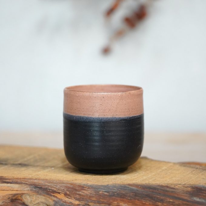 Double coloured cup "Colors on black"