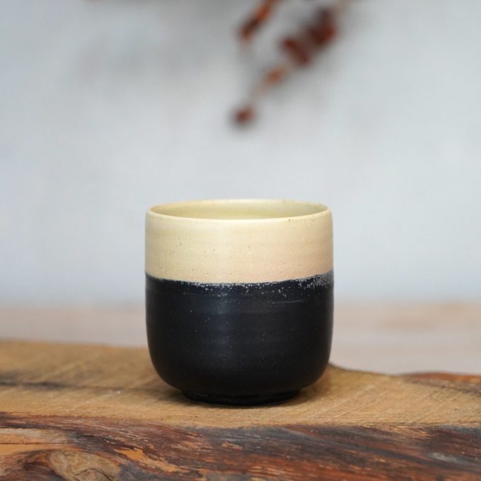 Double coloured cup "Colors on black"