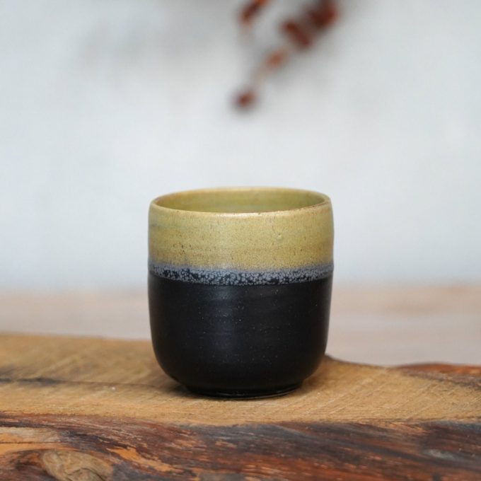 Double coloured cup "Colors on black"