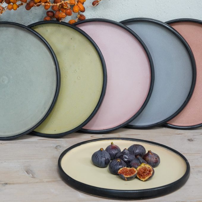 Double coloured plate "Colors on black"