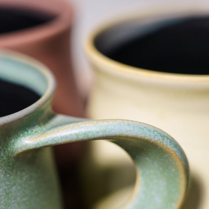 Ergonomic mug for left or right handed use