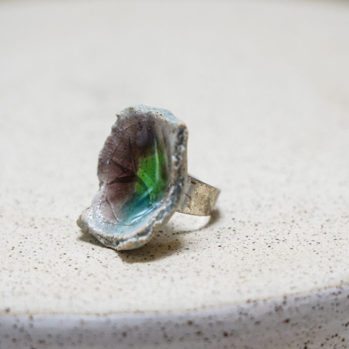 ceramic shell ring with green glass centre