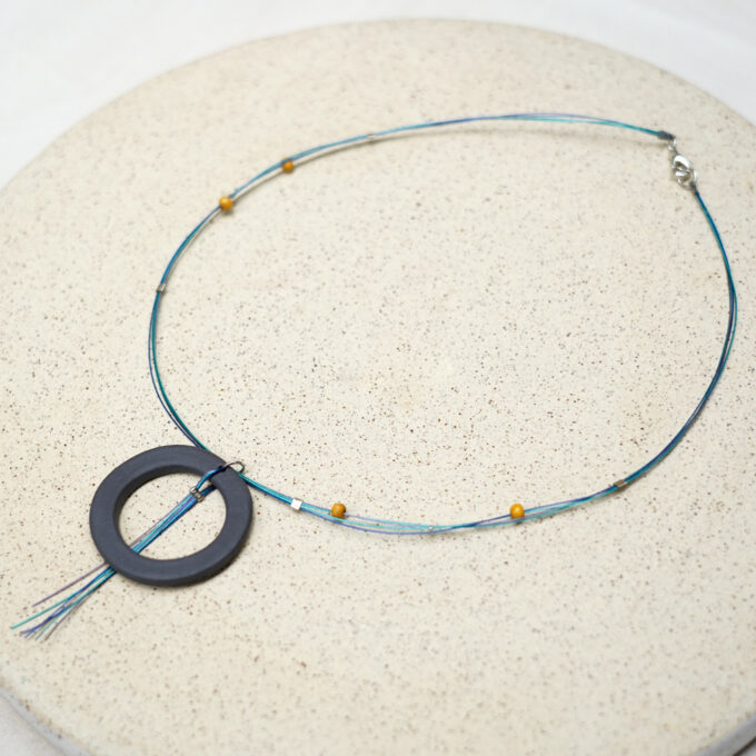jewelry wire necklace with circular ceramic element