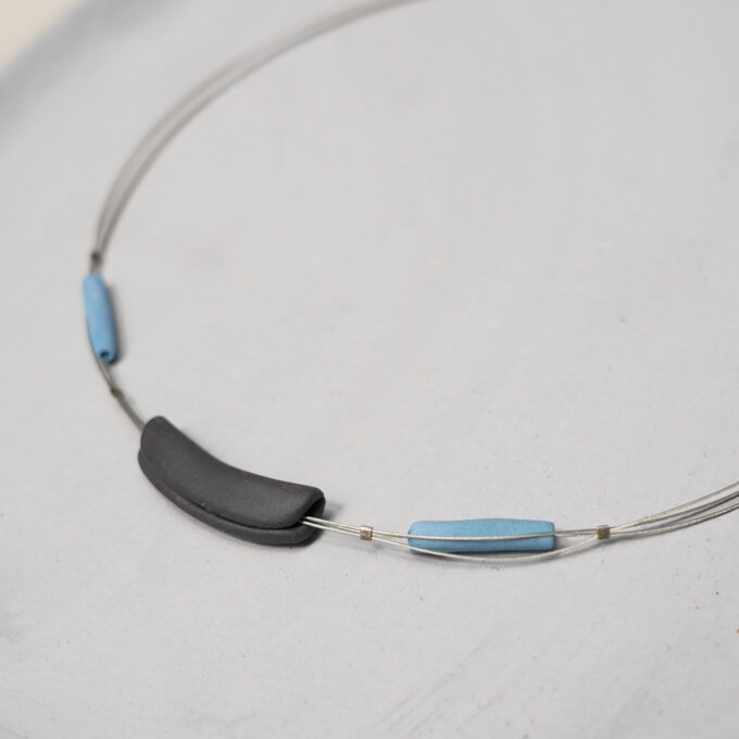 black and blue ceramic wire necklace